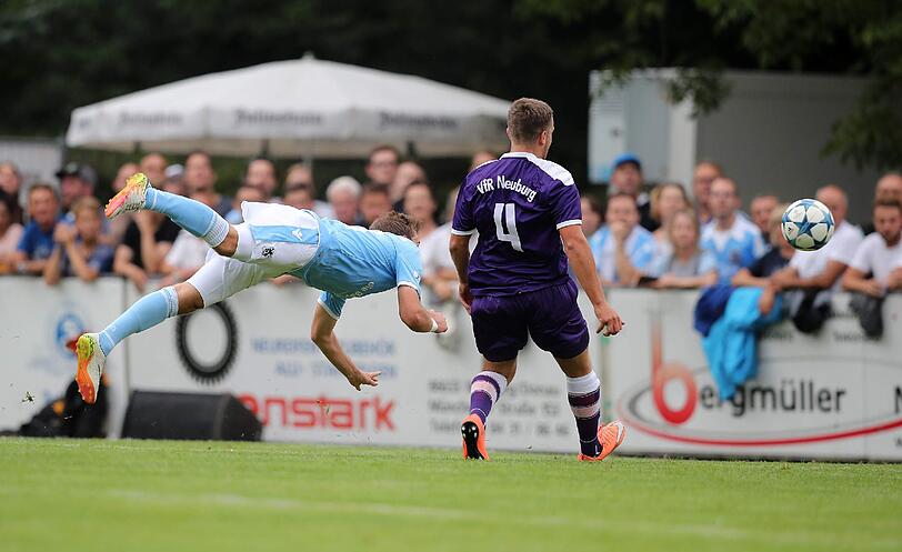 Der TSV 1860 gewinnt im Toto-Pokal mit 4:0 gegen den Bezirksligisten VfR Neuburg. Die Bilder zum Durchklicken.