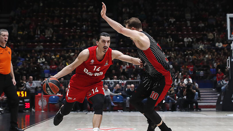 Nihad Dedovic (l) von Bayern München in Aktion mit Michael Roll von Mailand. Nihad Dedovic (l) von Bayern München in Aktion mit Michael Roll von Mailand.