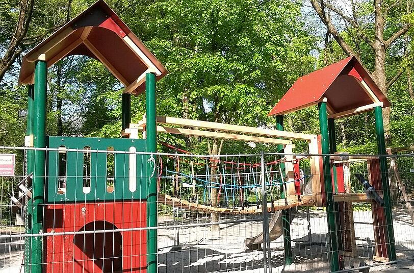 Hängebrücke, Rutsche & Co.: Das neue Klettergerüst ist im Gegensatz zum Vorgänger vor allem eines: bunt!