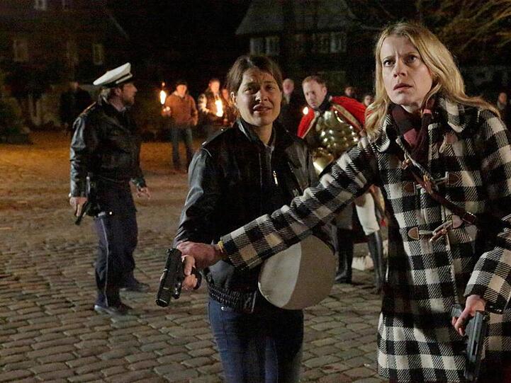 Willich, der Pferdeführer von Sankt Martin, wird erschossen. Sophie Haas und Bärbel Schmied sind entsetzt