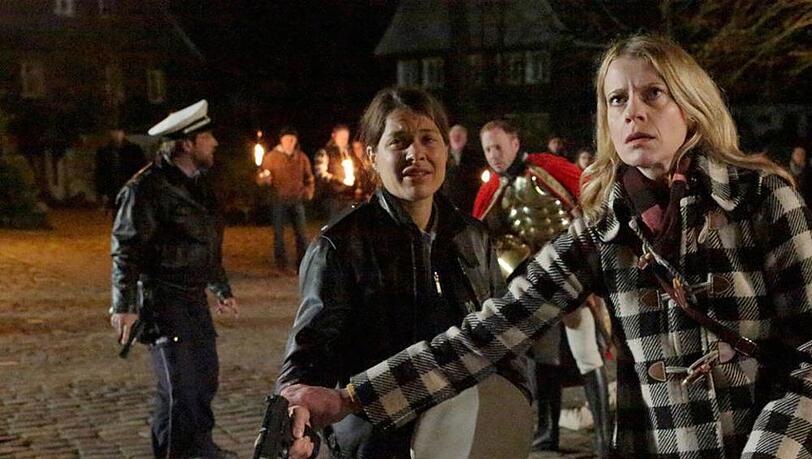 Willich, der Pferdeführer von Sankt Martin, wird erschossen. Sophie Haas und Bärbel Schmied sind entsetzt Willich, der Pferdeführer von Sankt Martin, wird erschossen. Sophie Haas und Bärbel Schmied sind entsetzt