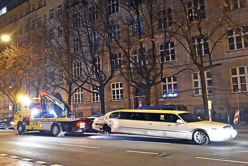 In der Blumenstraße hat es am Samstagabend heftig geknallt - die Bilder von der Unfallstelle.