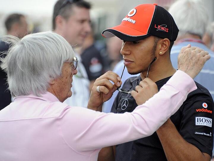 Die Harmonie zwischen Ex-Formel-1-Boss Bernie Ecclestone (l) und Weltmeister Lewis Hamilton ist vorerst weg.