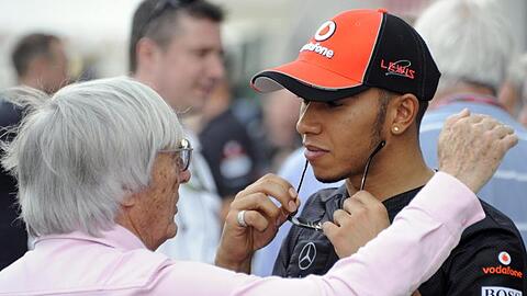 Die Harmonie zwischen Ex-Formel-1-Boss Bernie Ecclestone (l) und Weltmeister Lewis Hamilton ist vorerst weg.