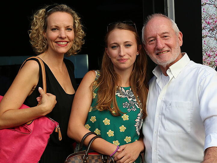 Die Darsteller Melanie Wiegmann (l.) und Sepp Schauer (r.) ließen sich die Ausstellungseröffnung nicht entgehen