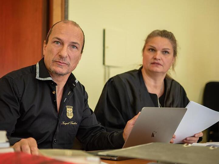 Der Angeklagte Peter Fitzek sitzt neben seiner Anwältin Christin Konrad. Foto: Nicolas Armer