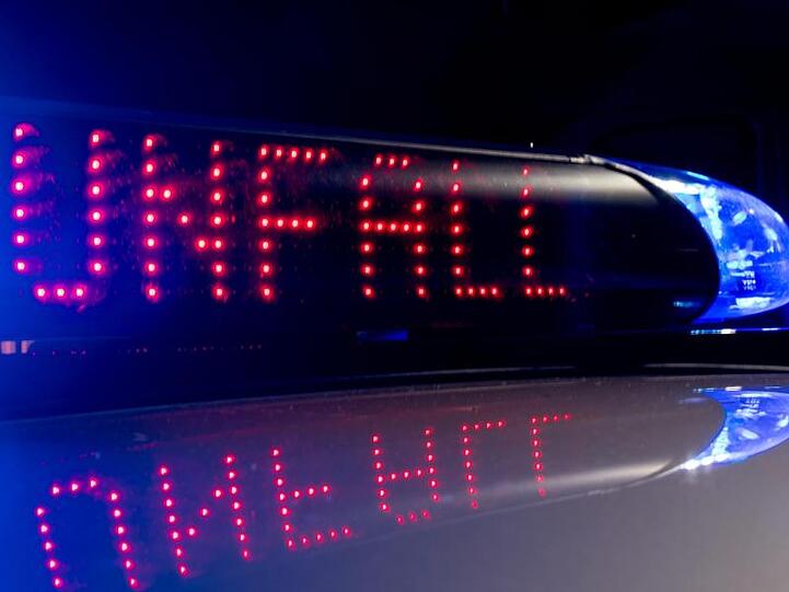 Auf dem Display eines Polizeiautos ist der Hinweis "Unfall" zu lesen. Foto: Monika Skolimowska/Archivbild