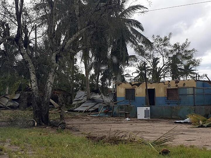 Wenige Wochen nach dem verheerenden Zyklon "Idai" ist ein weiterer tropischer Wirbelsturm in Mosambik auf Land getroffen. Hier zerstörte und beschädigte Gebäude in Pemba.