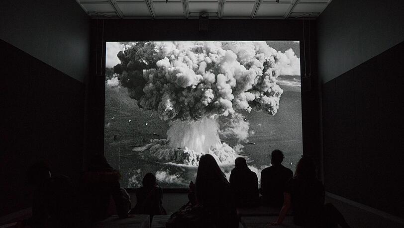 Besucher des Whitney Museums amerikanischer Kunst betrachten die Darstellung einer Explosion im Bikini-Atoll. Besucher des Whitney Museums amerikanischer Kunst betrachten die Darstellung einer Explosion im Bikini-Atoll.