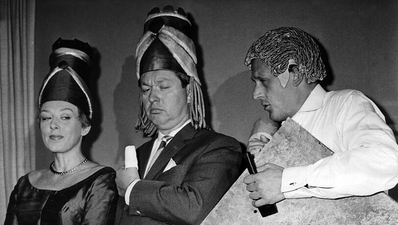 Ein Haus mit Geschichte: Im Jahr 1961 spielte das Ensemble der Münchner Lach- und Schießgesellschaft - Ursula Noack, Klaus Havenstein und Dieter Hildebrandt - das aktuelle Programm "Wählt den, der lügt". Ob es noch aktuell wäre? Ein Haus mit Geschichte: Im Jahr 1961 spielte das Ensemble der Münchner Lach- und Schießgesellschaft - Ursula Noack, Klaus Havenstein und Dieter Hildebrandt - das aktuelle Programm "Wählt den, der lügt". Ob es noch aktuell wäre?