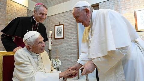 Papst Franziskus (r.) bei einem Treffen mit Benedikt XVI. im Sommer 2022.