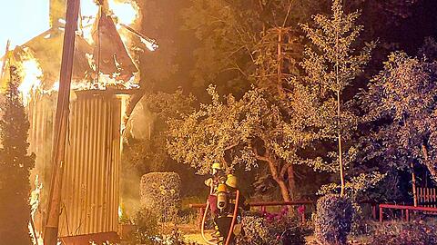 Die Feuerwehr löscht den Brand in der Ost-West-Friedenskirche im Olympiapark.