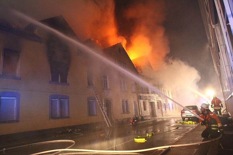 In den Flammen kamen mindestens acht Menschen ums Leben, darunter sieben Kinder. Die Bilder von den Löscharbeiten.