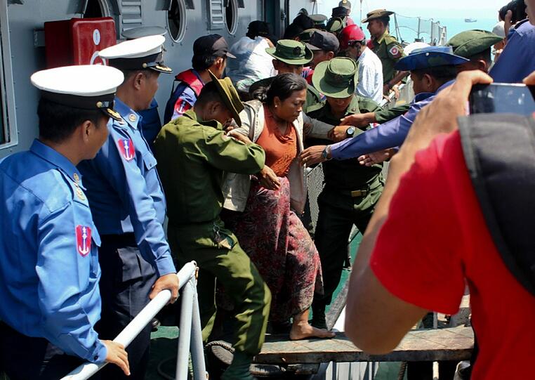 Vor der Küste von Myanmar haben riesige Wellen eine verrostete Doppeldecker-Fähre mit mehr als 200 Menschen an Bord zum Kentern gebracht und midestens 60 Menschen in den Tod gerissen.