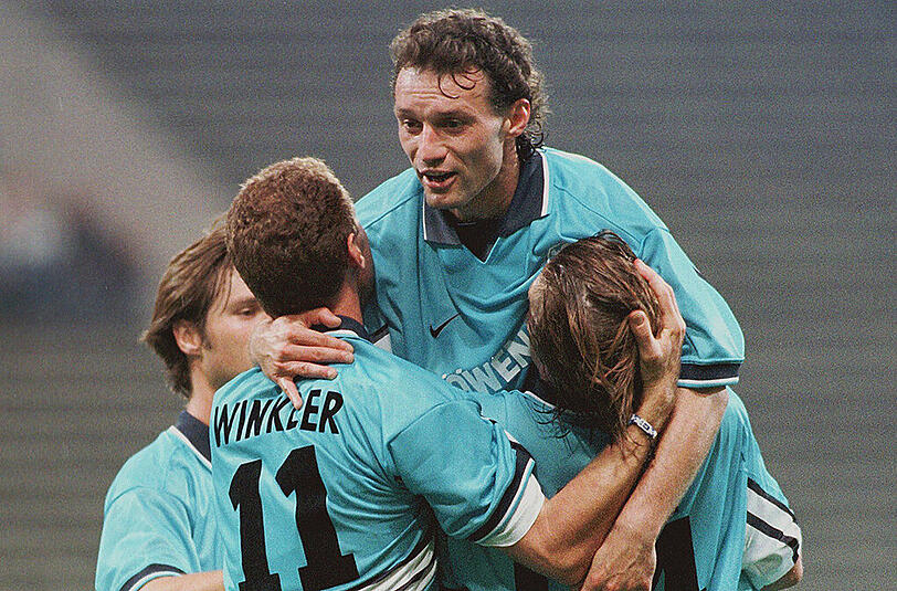 30.09.97: UEFA-Cup-Zeit! Die Löwen Harald Cerny, Bernhard Winkler, Piotr Nowak und Stefan Malz (v. l.) jubeln über Winklers Tor gegen den finnischen Verein FC Jazz Pori im Münchner Olympiastadion. Der TSV 1860 München gewann mit 6:1.