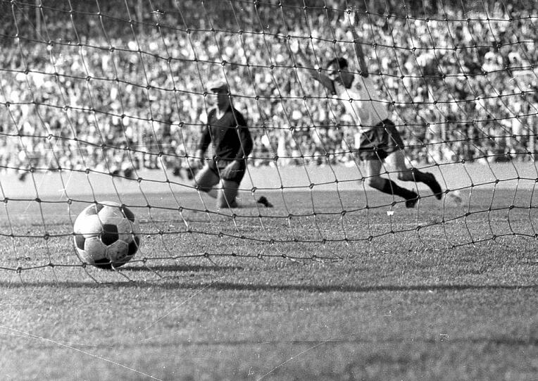 Am zweiten Spieltag der Aufstiegs-Saison 1965/66 schlugen die Bayern Eintracht Frankfurt mit 2:0 (21. August 1965). Rainer Ohlhauser machte das erste Tor und sorgte somit für den ersten Treffer in der Bundesliga-Geschichte. Das 2:0 erzielte Rudi Nafziger. Am ersten Spieltag der Saison hatten die Bayern noch verloren &ndash; mit 0:1 gegen den TSV 1860.
