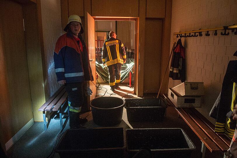 Feuerwehrmänner versuchen in der Nacht zum Freitag den Schaden in der Mittelschule von Ruhmannsfelden zu begrenzen. Die Bilder vom Einsatz.
