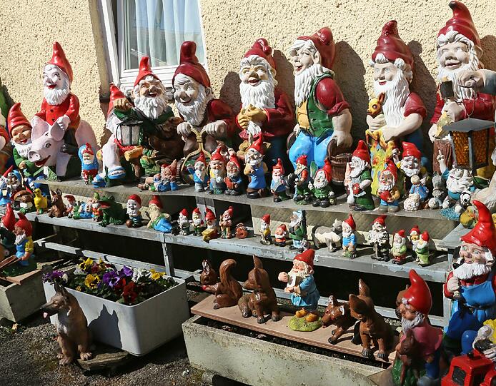 Ein Gartenzwergliebhaber hat in der Benediktbeurerstraße über 100 Exemplare in der Sonne stehen.