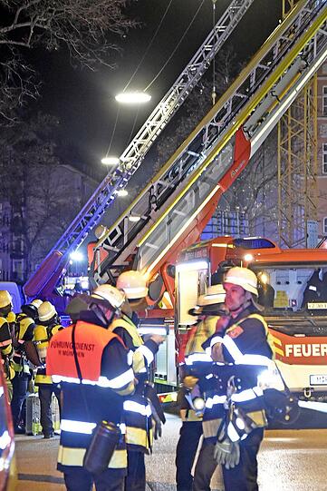 Bei dem Großbrand in Schwabing entsteht ein Millionenschaden. Die Feuerwehr ist mit 120 Mann vor Ort.