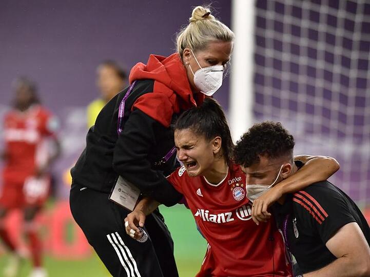 Bayerns Jovana Damnjanovic (M) wird beim Spiel verletzt. Foto: Alvaro Barrientos/Pool AP/dpa/Archivbild