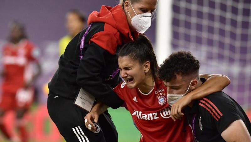 Bayerns Jovana Damnjanovic (M) wird beim Spiel verletzt. Foto: Alvaro Barrientos/Pool AP/dpa/Archivbild Bayerns Jovana Damnjanovic (M) wird beim Spiel verletzt. Foto: Alvaro Barrientos/Pool AP/dpa/Archivbild