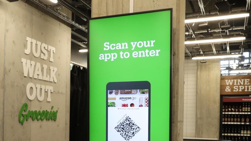 Blick auf den Supermarkt "Amazon Go Grocery Store". Blick auf den Supermarkt "Amazon Go Grocery Store".