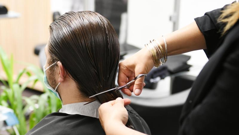 Dem Passionsdarsteller Samuel Kloiber werden die langen Haare von Friseurmeisterin Katharina Daisenberger wieder abgeschnitten. Foto: Angelika Warmuth/dpa Dem Passionsdarsteller Samuel Kloiber werden die langen Haare von Friseurmeisterin Katharina Daisenberger wieder abgeschnitten. Foto: Angelika Warmuth/dpa