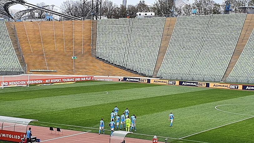 1860 betritt den Rasen im Olympiastadion. 1860 betritt den Rasen im Olympiastadion.