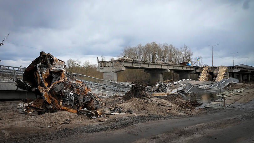 Dymer: Ein zerstörtes Auto liegt neben einer zerstörten Brücke.