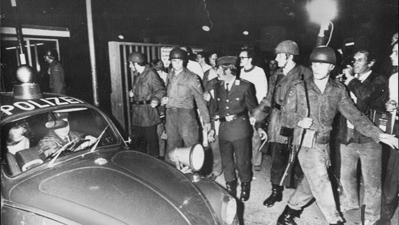 Ausnahmezustand: Polizeikräfte und Soldaten haben den Bundeswehr-Flughafen Fürstenfeldbruck hermetisch abgeriegelt.