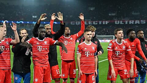 Erleichterung - inklusive angestrengter Mienen: Die Bayern-Stars wissen, wie schwer die Aufgabe im Achtelfinal-Rückspiel gegen Paris werden wird.