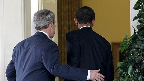 Freundlich geleitete der Amtsinhaber seinen Nachfolger ins Oval Office