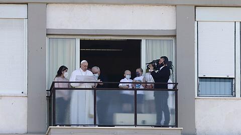 Auf den Balkon wird Franziskus - hier nach einer Operation im Jahr 2021 - nach Medienberichten eher nicht kommen. (Archivbild)