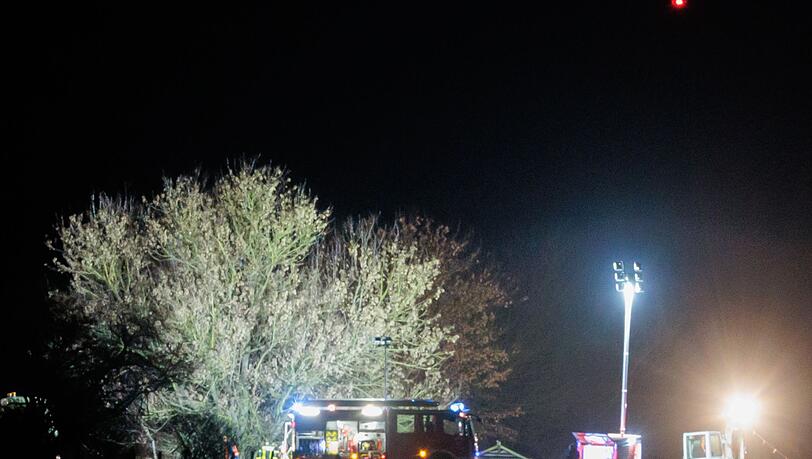 Die Feuerwehr war bis in die Nacht im Einsatz. Die Feuerwehr war bis in die Nacht im Einsatz.