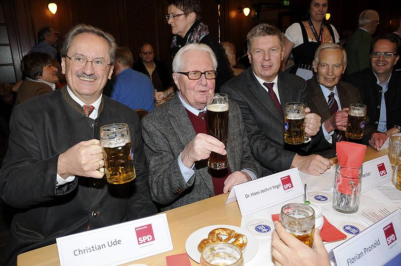 Eine Dynastie sozialdemokratischer Oberb&uuml;rgermeister: Reiter mit seinen Vorg&auml;ngern Schorsch Kronawitter (r.), Christian Ude (l.) und Hans-Jochen Vogel bei einer SPD-Veranstaltung im Jahr 2012.