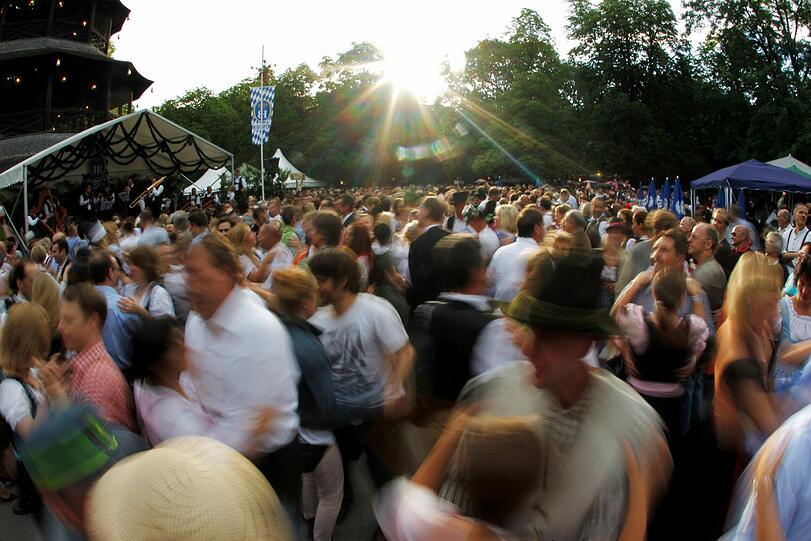 Tanzen und Feiern im Morgengrauen: die besten Bilder vom Kocherlball am Chinesischen Turm.