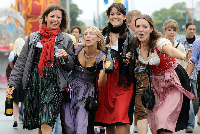 Schal oder doch lieber offenes Dekollete? Wie das Wiesnwetter wird erfahren Sie in der AZ.
