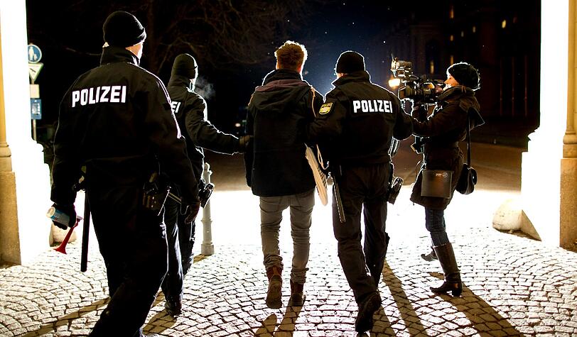 Hier wird Kost von der Polizei abgeführt.