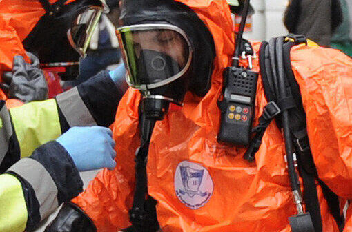 Ein Feuerwehrmann legt eine Gasmaske an (Symbolbild)
