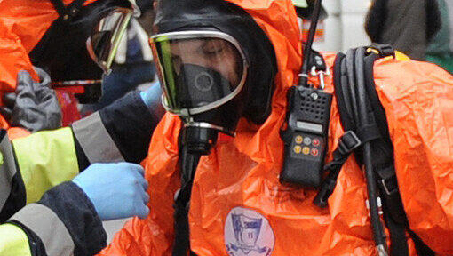 Ein Feuerwehrmann legt eine Gasmaske an (Symbolbild) Ein Feuerwehrmann legt eine Gasmaske an (Symbolbild)