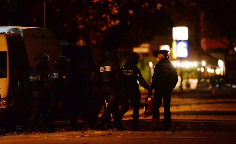 Nervenkrieg in Freiburg! Ein bewaffneter Mann hatte sich in einem Schnellimbiß zusammen mit zwölf Menschen verschanzt.