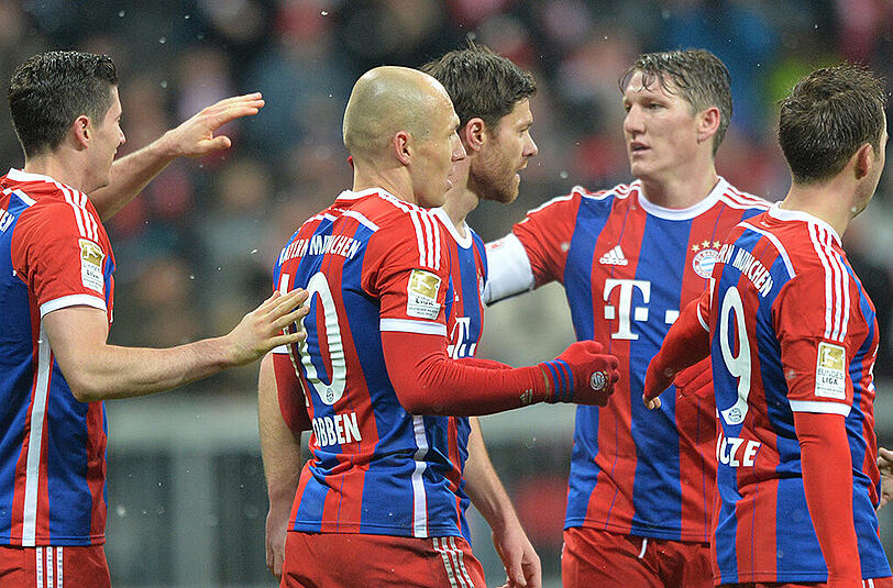 Seine Kollegen beim FC Bayern vermissen Bastian Schweinsteiger (2.v.r) schon jetzt.