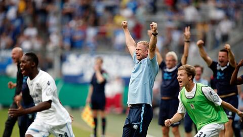 „Das ist meine Mannschaft! Das ist unsere 1860-Mannschaft!“ Löwen-Trainer Torsten Fröhling (M.) über sein Team. „Das ist meine Mannschaft! Das ist unsere 1860-Mannschaft!“ Löwen-Trainer Torsten Fröhling (M.) über sein Team.