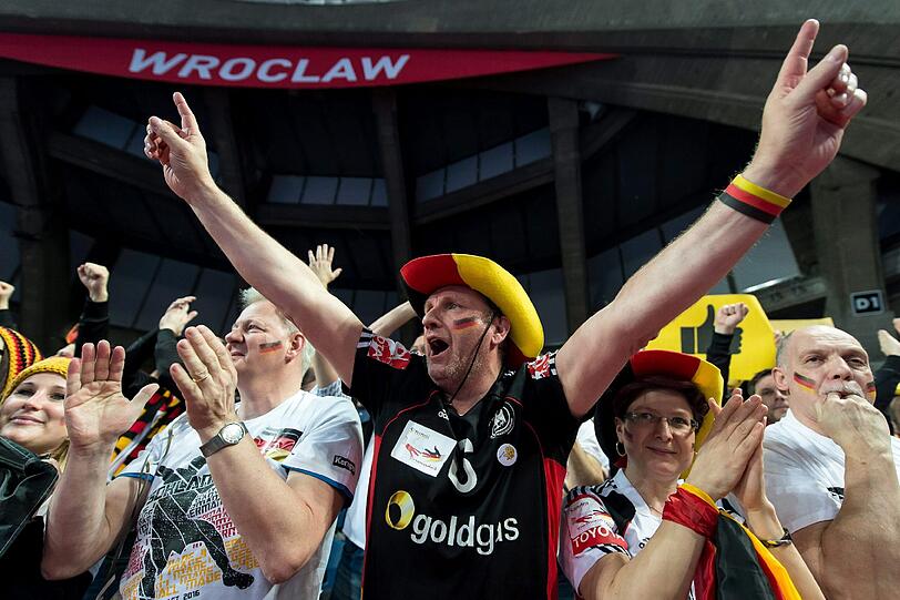 Schrille Outfits, skurrile Masken, schräge Typen, ausgelassene Stimmung: Bei der Handball-Europameisterschaft geben die Fans für ihre Teams tatsächlich alles. Die Bilder aus Polen...