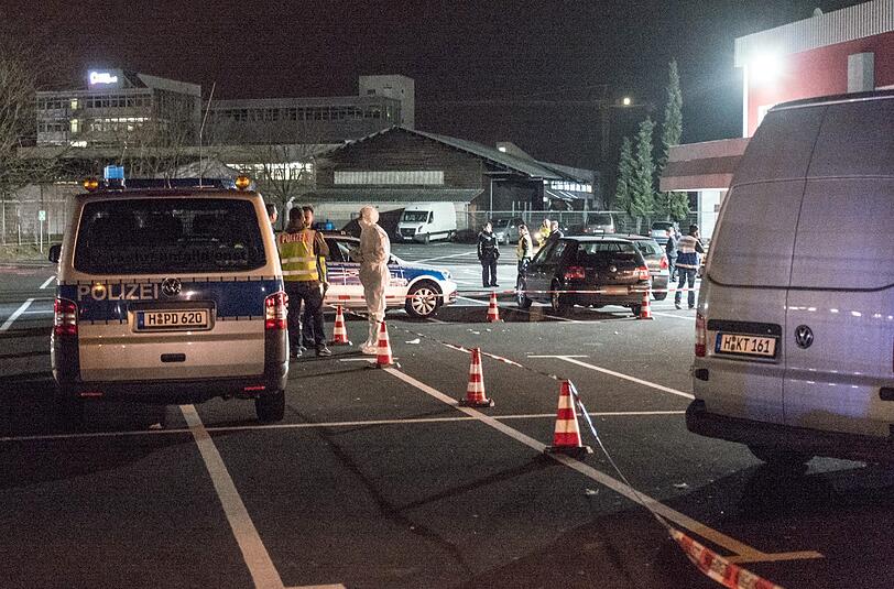 Auf einer Hochzeit in Hannover ist eine 21-jährige Frau erschossen worden.