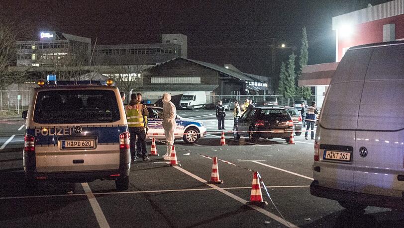 Auf einer Hochzeit in Hannover ist eine 21-jährige Frau erschossen worden. Auf einer Hochzeit in Hannover ist eine 21-jährige Frau erschossen worden.