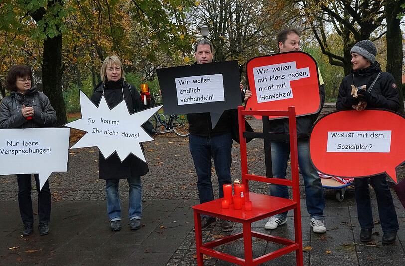 Die Mitarbeiter von XXXLutz bei ihrem Protest.