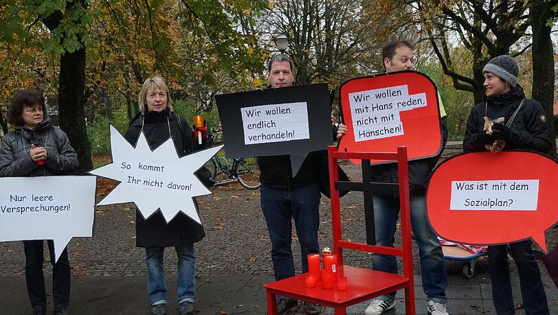 Die Mitarbeiter von XXXLutz bei ihrem Protest. Die Mitarbeiter von XXXLutz bei ihrem Protest.