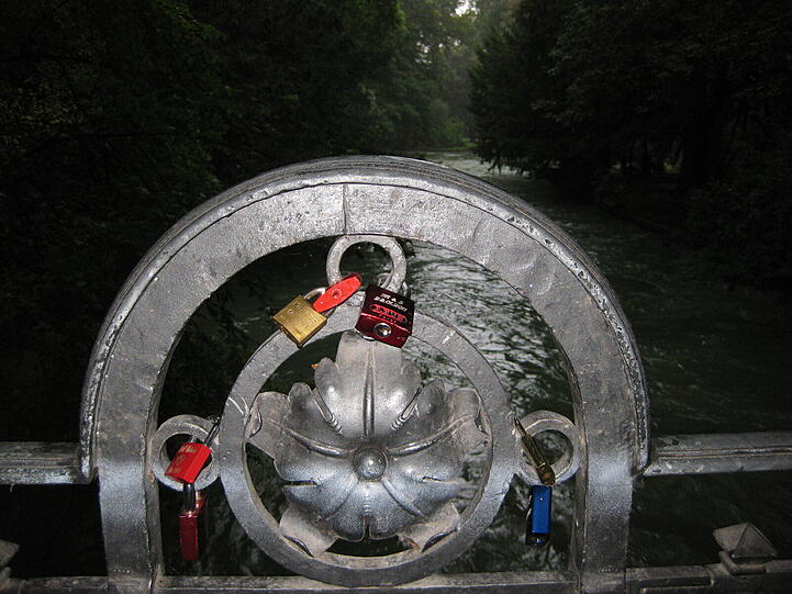 Hübsch: Die Liebesschlösser am Eisbach