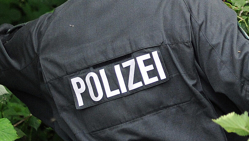 Die sofort eingeleiteten Fahndungsmaßnahmen verliefen bisher ohne Erfolg. Die sofort eingeleiteten Fahndungsmaßnahmen verliefen bisher ohne Erfolg.